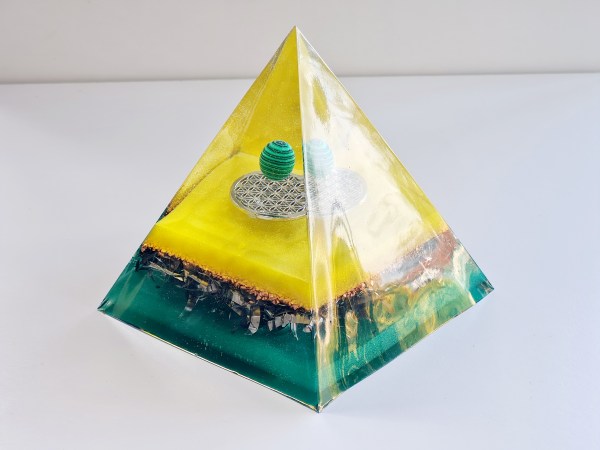 Orgonite pyramide sphère malachite verte